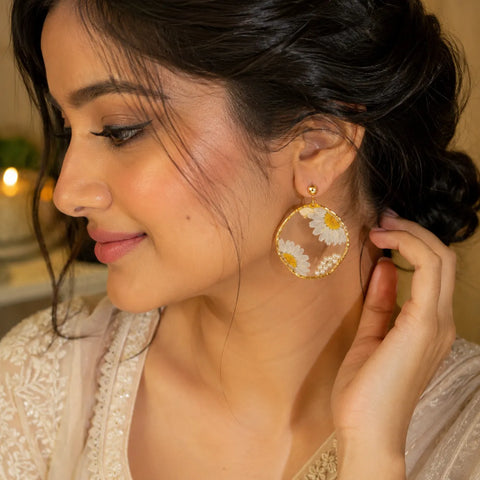 White Daisy Resin Hoop Earrings with Pearl Detailing – Gold Frame Earrings for Women