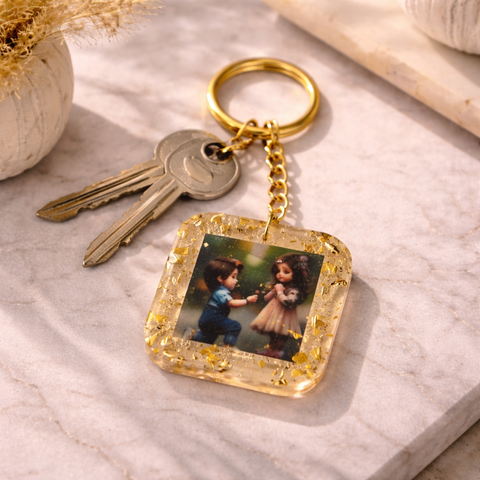 Keychain with a photo of two children on a marble surface